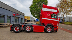 20251019-Tom-Holding-00233